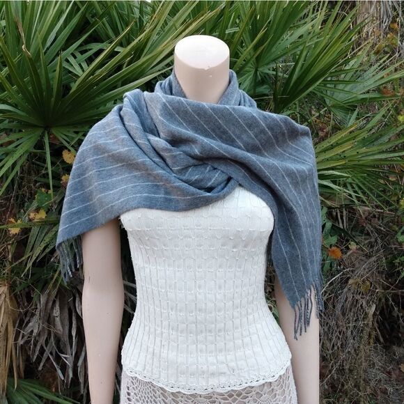 NWT NEIMAN MARCUS 100% Cashmere Gray & White Striped Scarf Wrap with Fringe - Picture 4 of 10